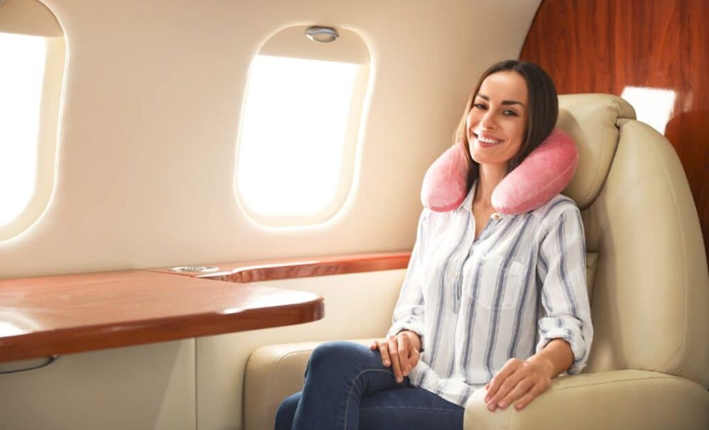 Mulher viajando de avião