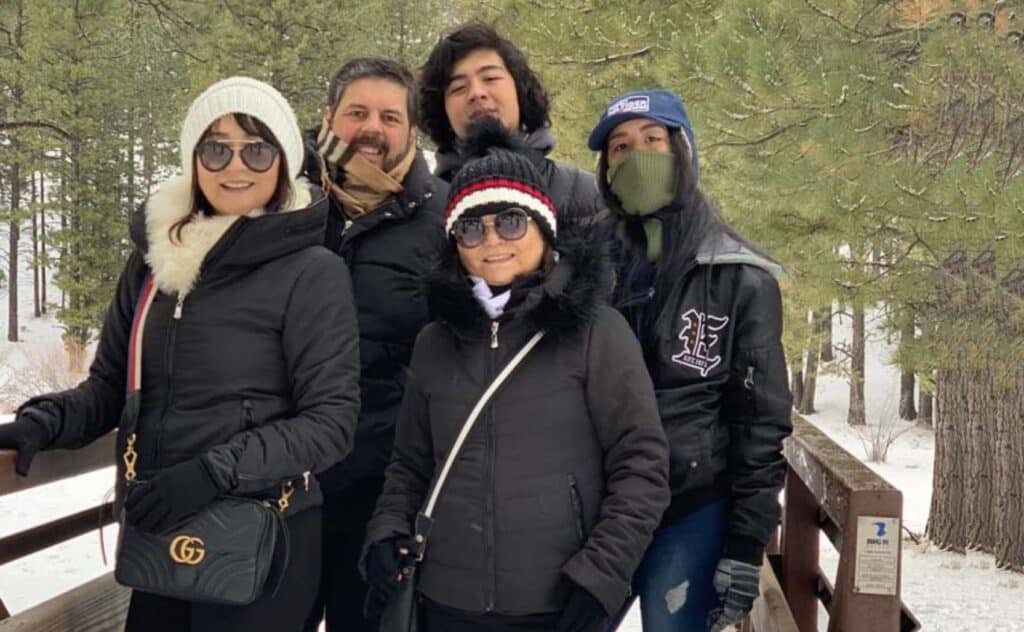 Família no passeio na neve no Lee Canyon