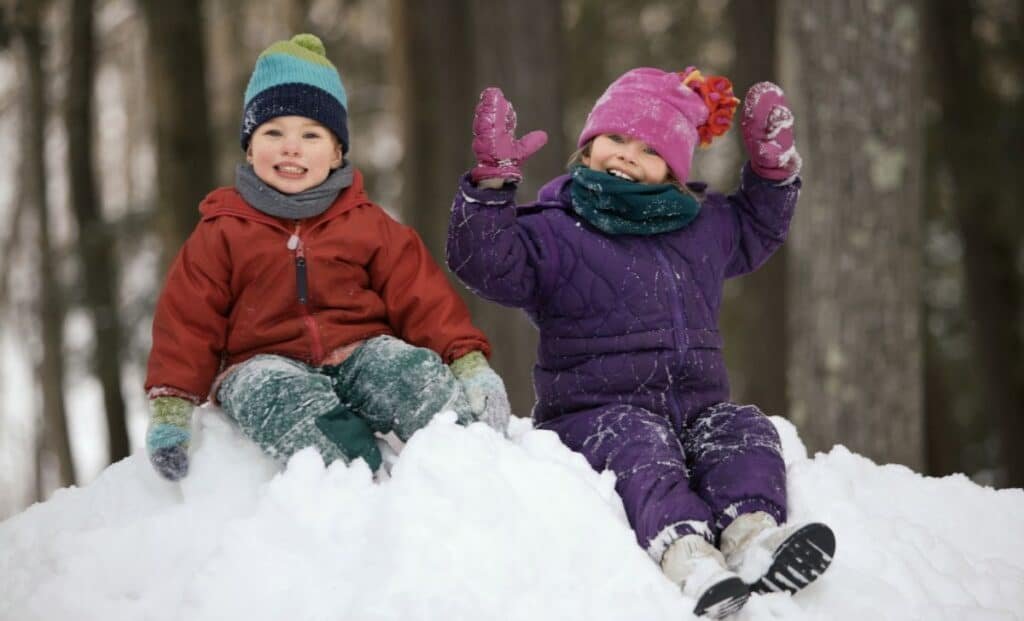 crianças brincando na neve no Lee Canyon