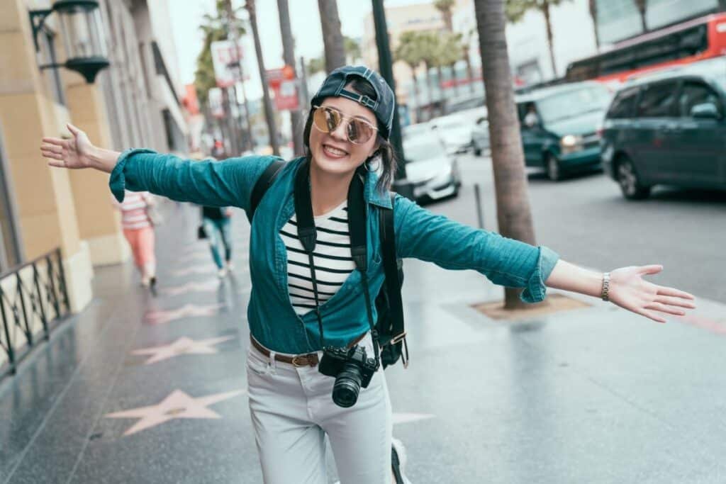 turista na calçada da fama